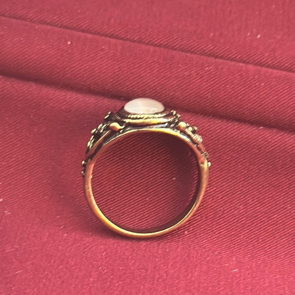 Vintage Gold and Silver Ring with Ornate Design - Picture 5 of 7